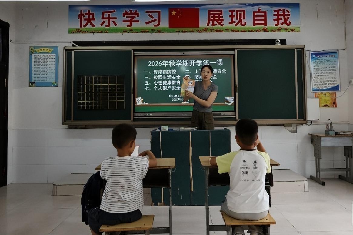 全校12名学生，配备了9名教师，公办学校办成了“一对一”。这是安徽霍山县单龙寺镇