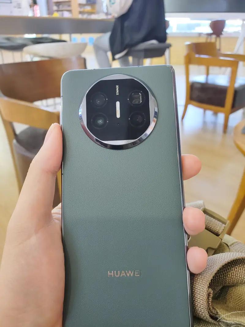 有个疑惑，为什么华为Mate X5可以成为“电子茅台”？其实很简单，就是华为的堆