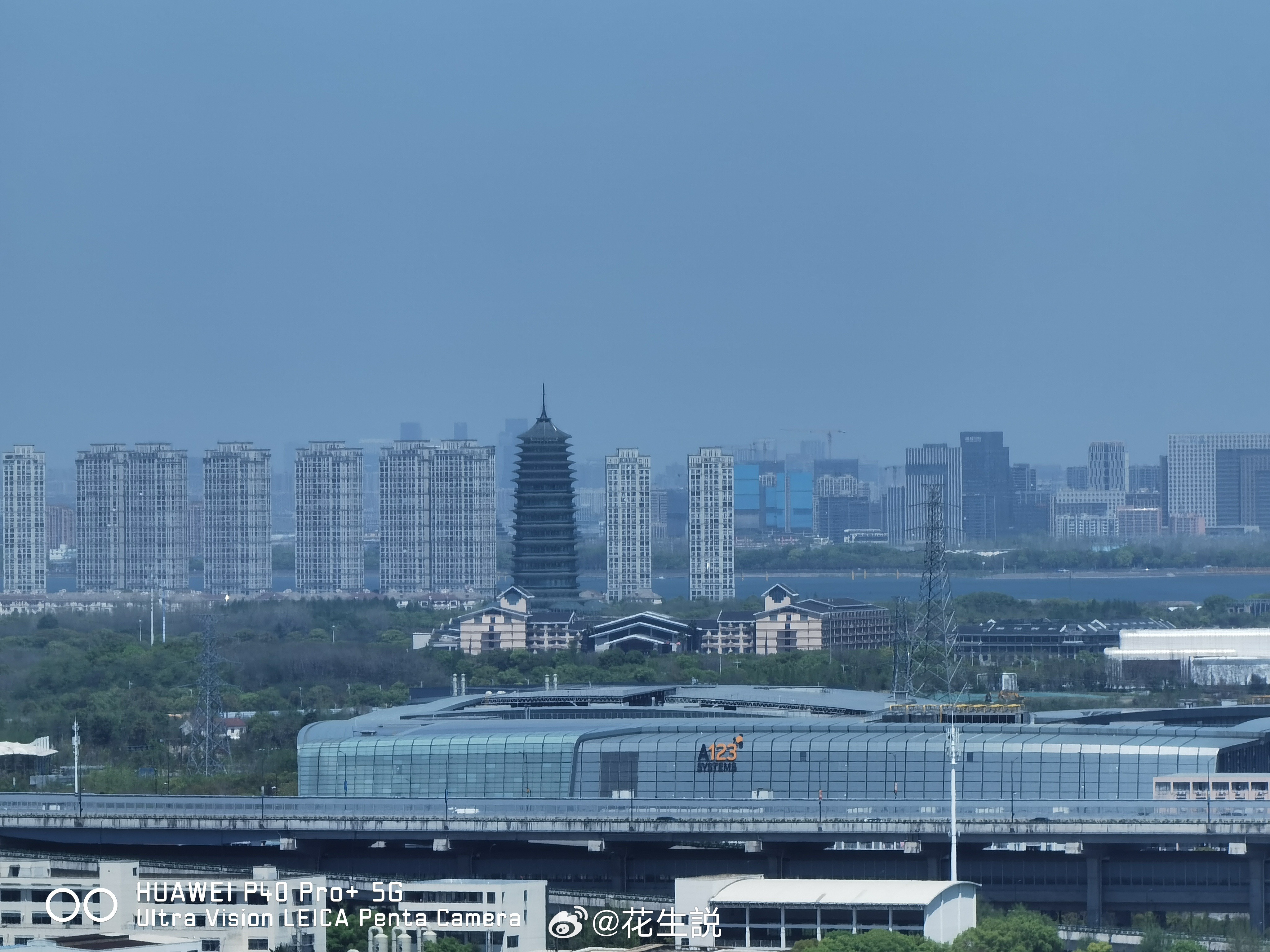 P40 Pro+上的这颗10倍光变算是手机影像的里程碑式突破，即便放到今天，在光