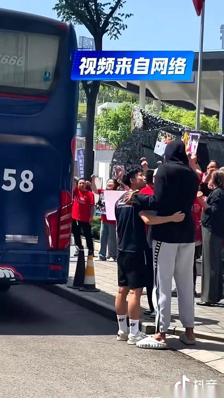 WCBA总决赛的火药味已经拉满了，四川女篮的头号王牌坎贝奇，却在这个节骨眼上“掉