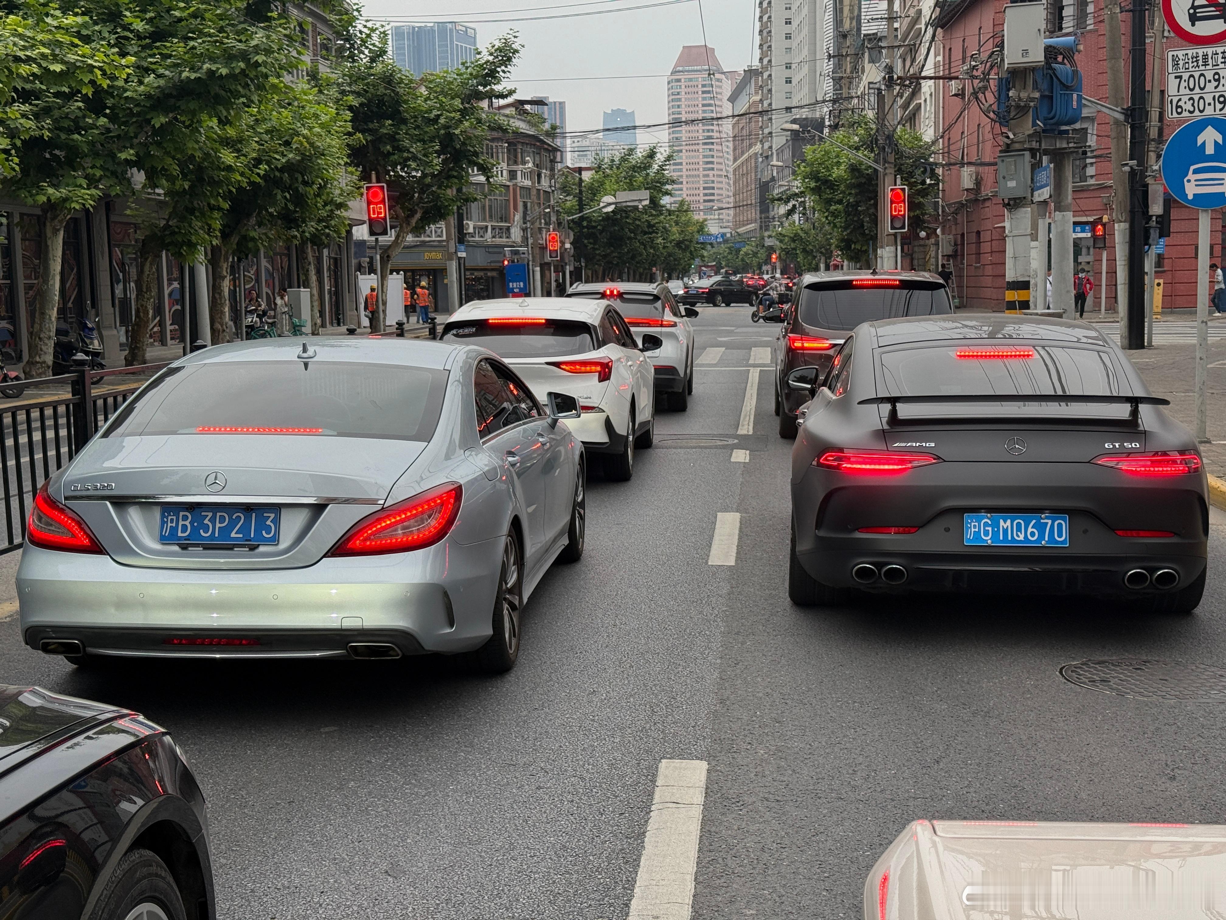 两辆不同时代的奔驰四门Coupe我选左边，你们选哪边？ ​​​
