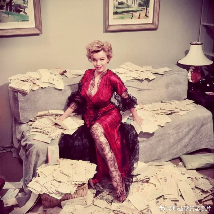 1952年，玛丽莲·梦露在比弗利山庄家中看粉丝来信 