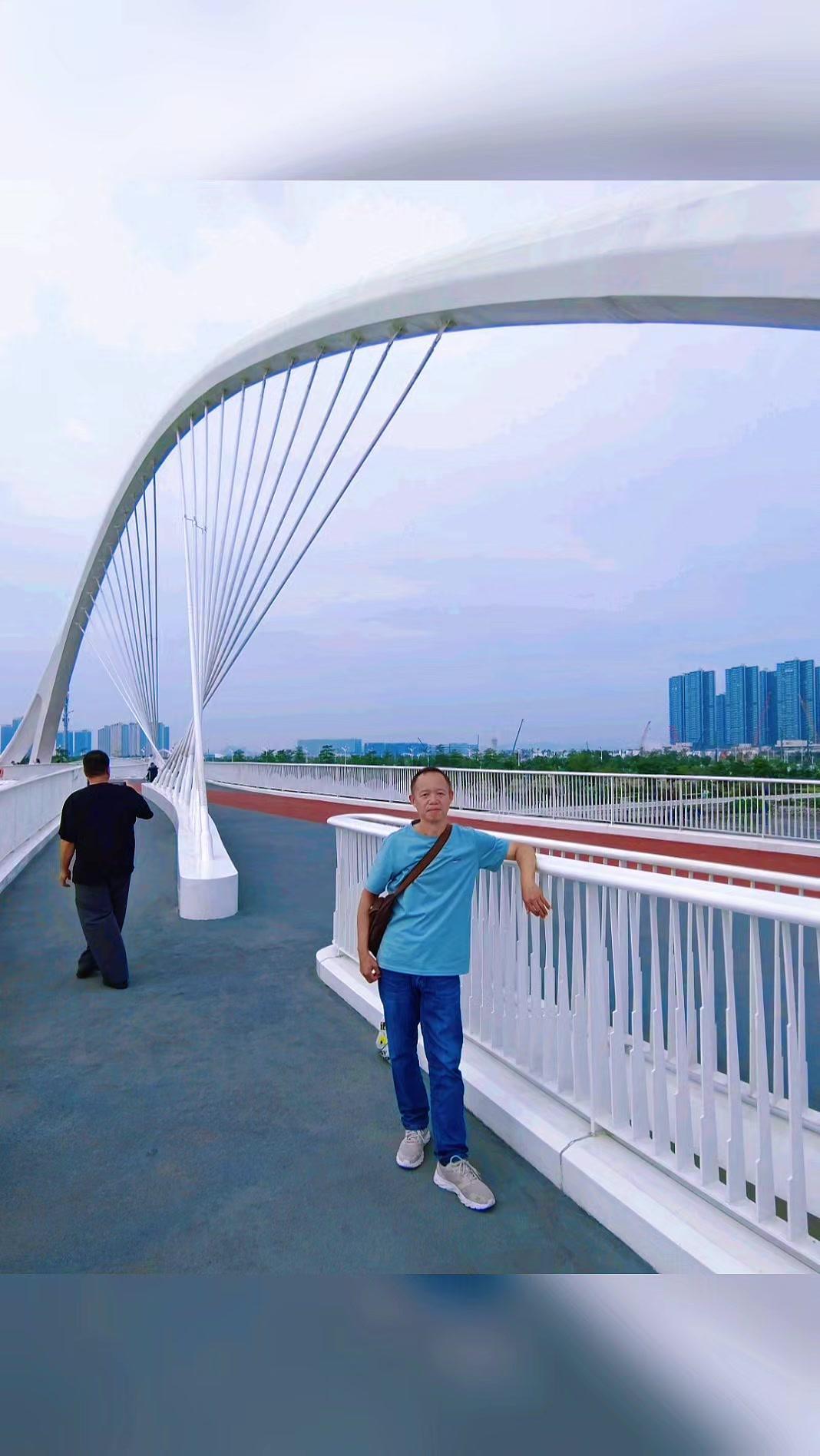 🌊在东莞滨海湾的花海里，我遇见了温柔的辽阔山海。海风漫过花海，带着咸润气息，连