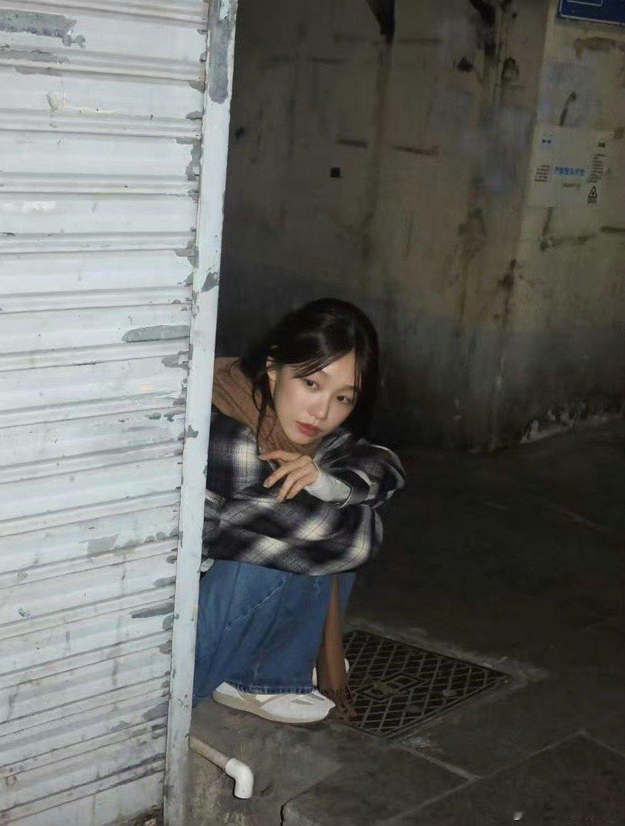 徐梦洁古早台偶女主那味儿 格纹衫、牛仔裤、暖色围巾，配上她一笑就漾开的甜意——徐