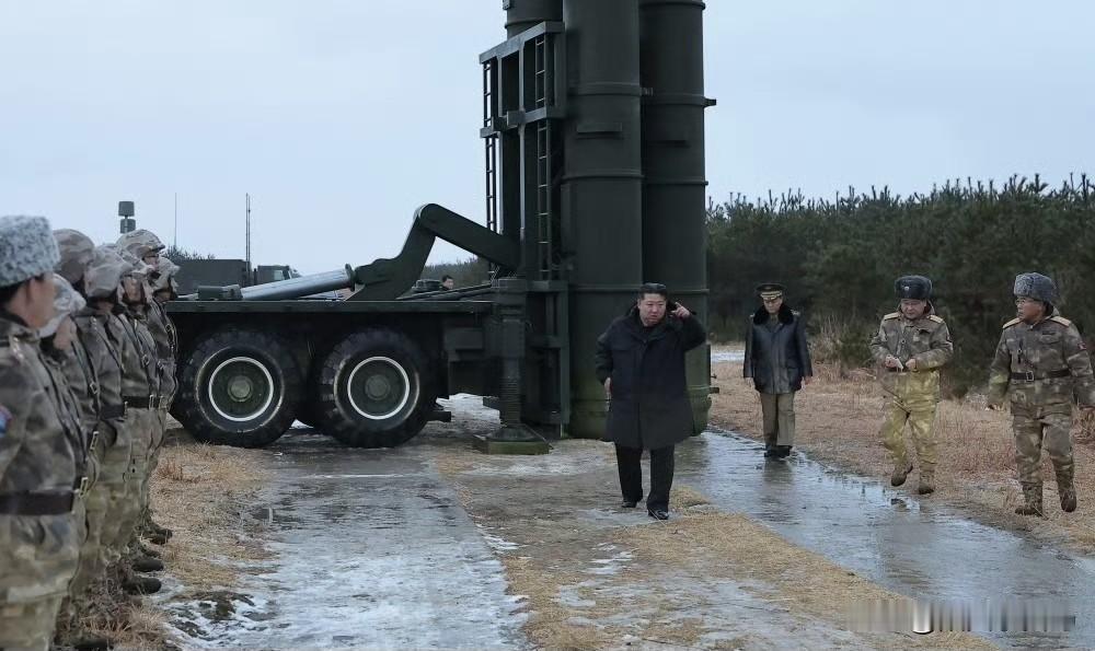 金正恩观摩朝鲜试射新型防空导弹
朝鲜导弹总局于12月24日在朝鲜东海进行了正在研