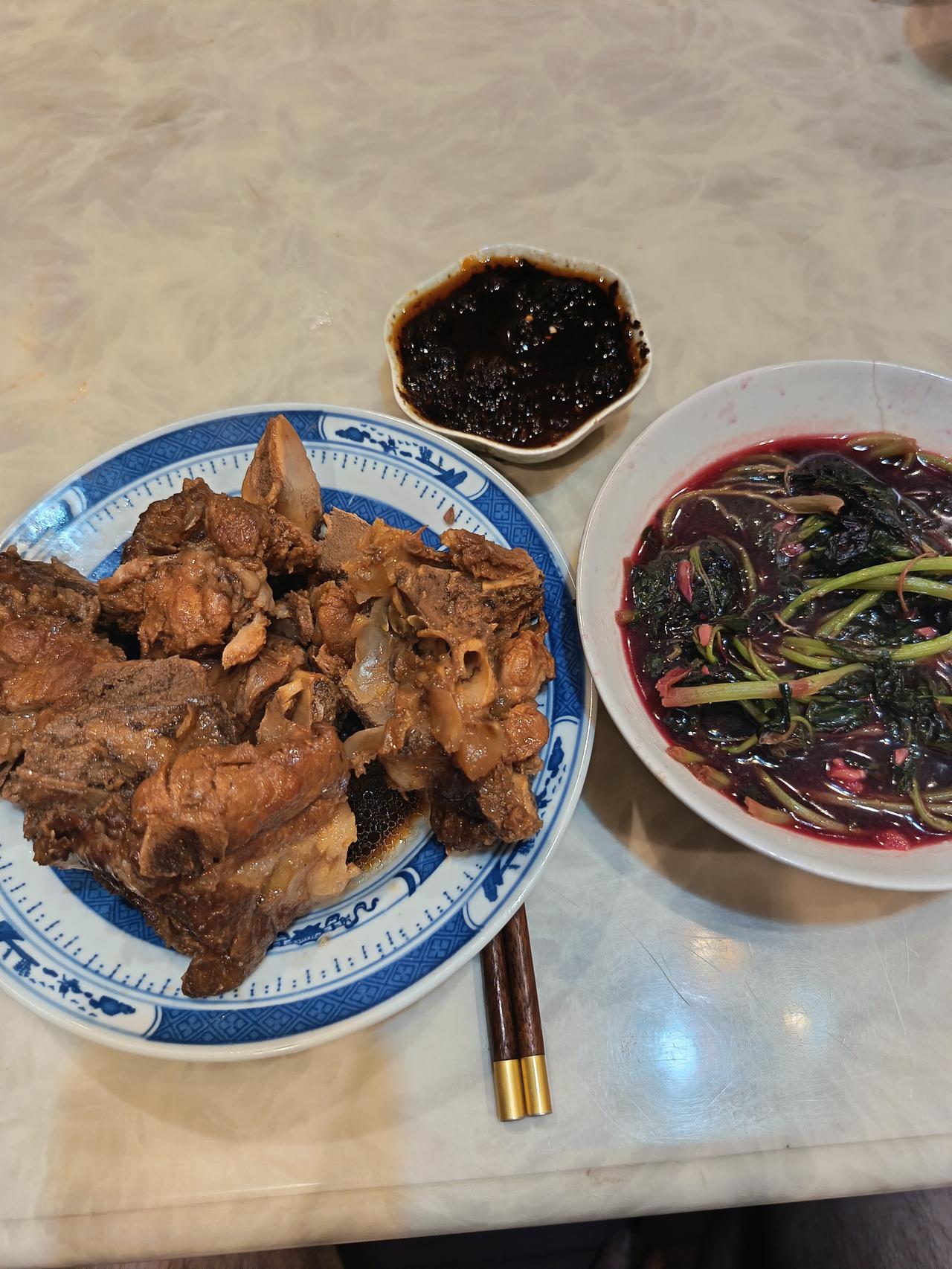 一个胖子要减肥真的是很不容易，一适量运动，第二，主要是要控制吃。

我胃口又好，