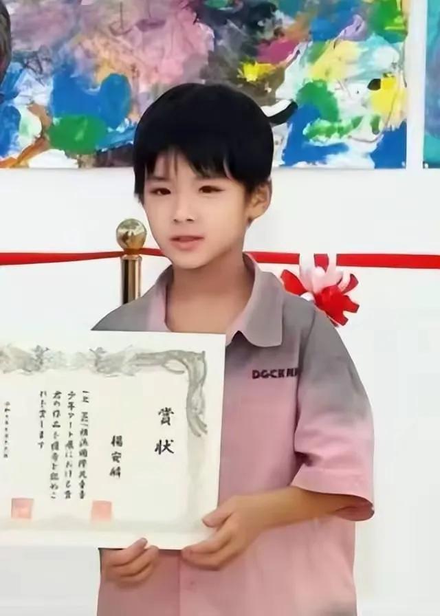黄圣依万万没想到，离开杨子后，自己的两个儿子就开始给自己争光了
小儿子杨安麟从小