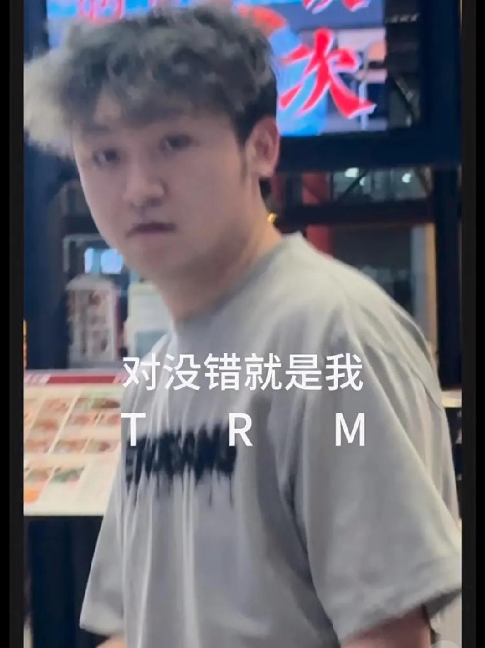 国乒成都回北京，
虽然落地时间已经到了深夜，
但是等待接机的人依然很多。
号称“