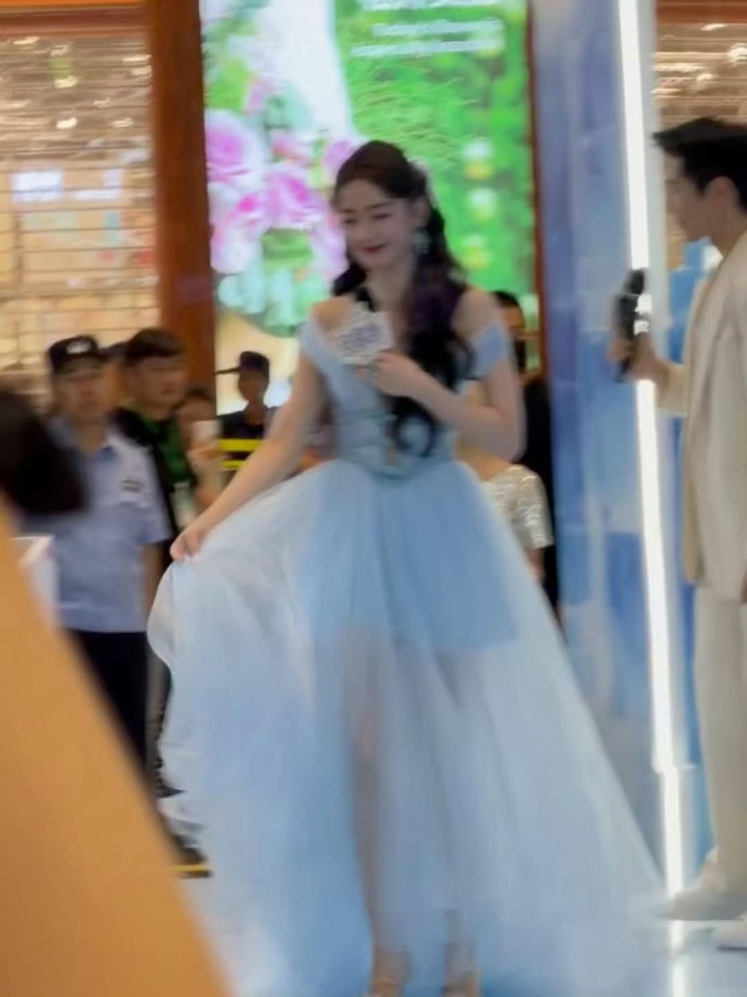 迪丽热巴深V开到腰了看得出，她是公主👸迪丽热巴