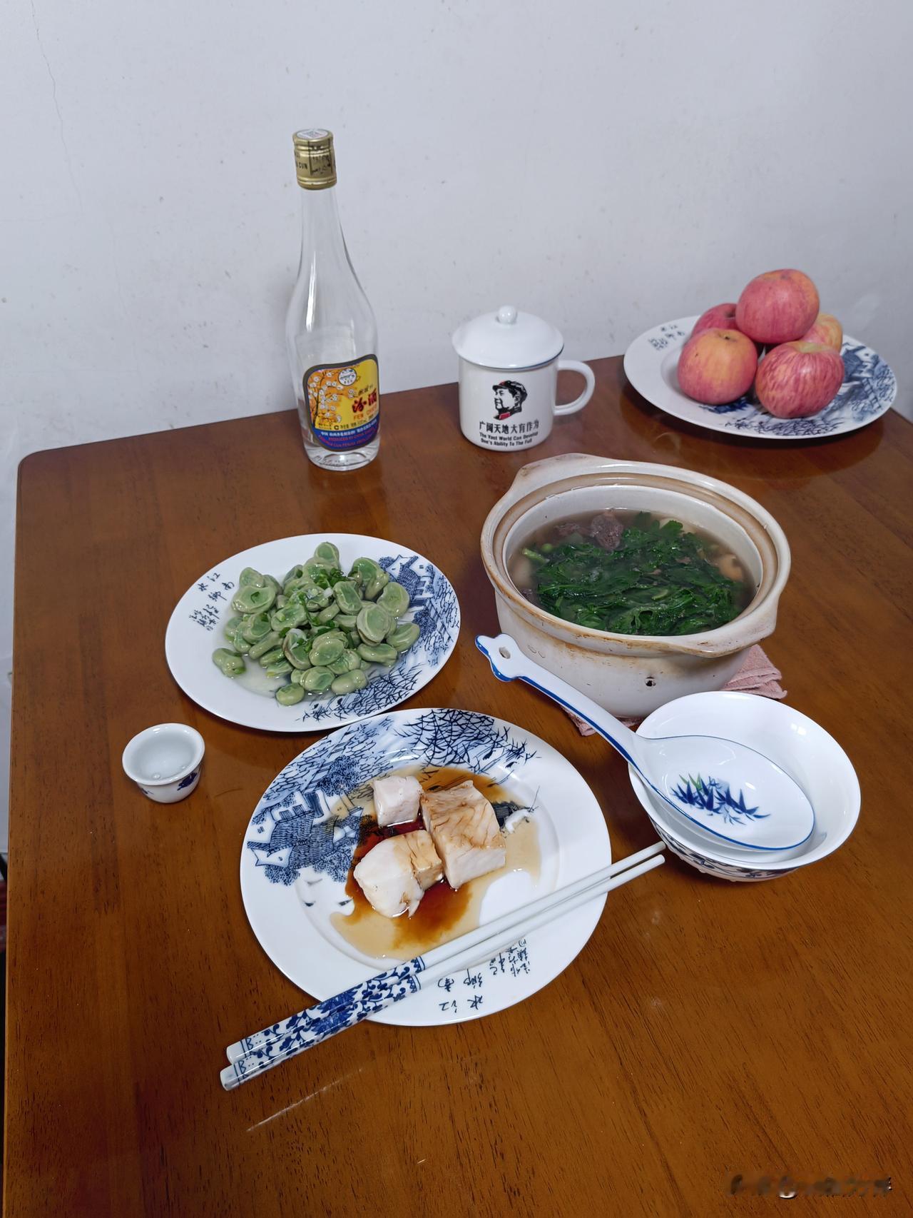 73 岁的单身老男人一辈子平凡无奇，以前和书籍音乐陪伴，现在老了，每天和小酒为伴