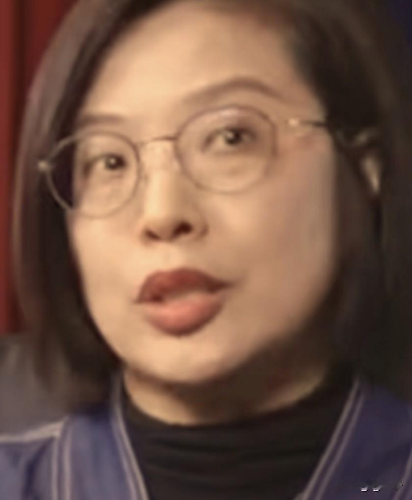 图一是北大教授张丹丹，她的言论最近被大家议论，目测她大约有50岁的人了，她年过半