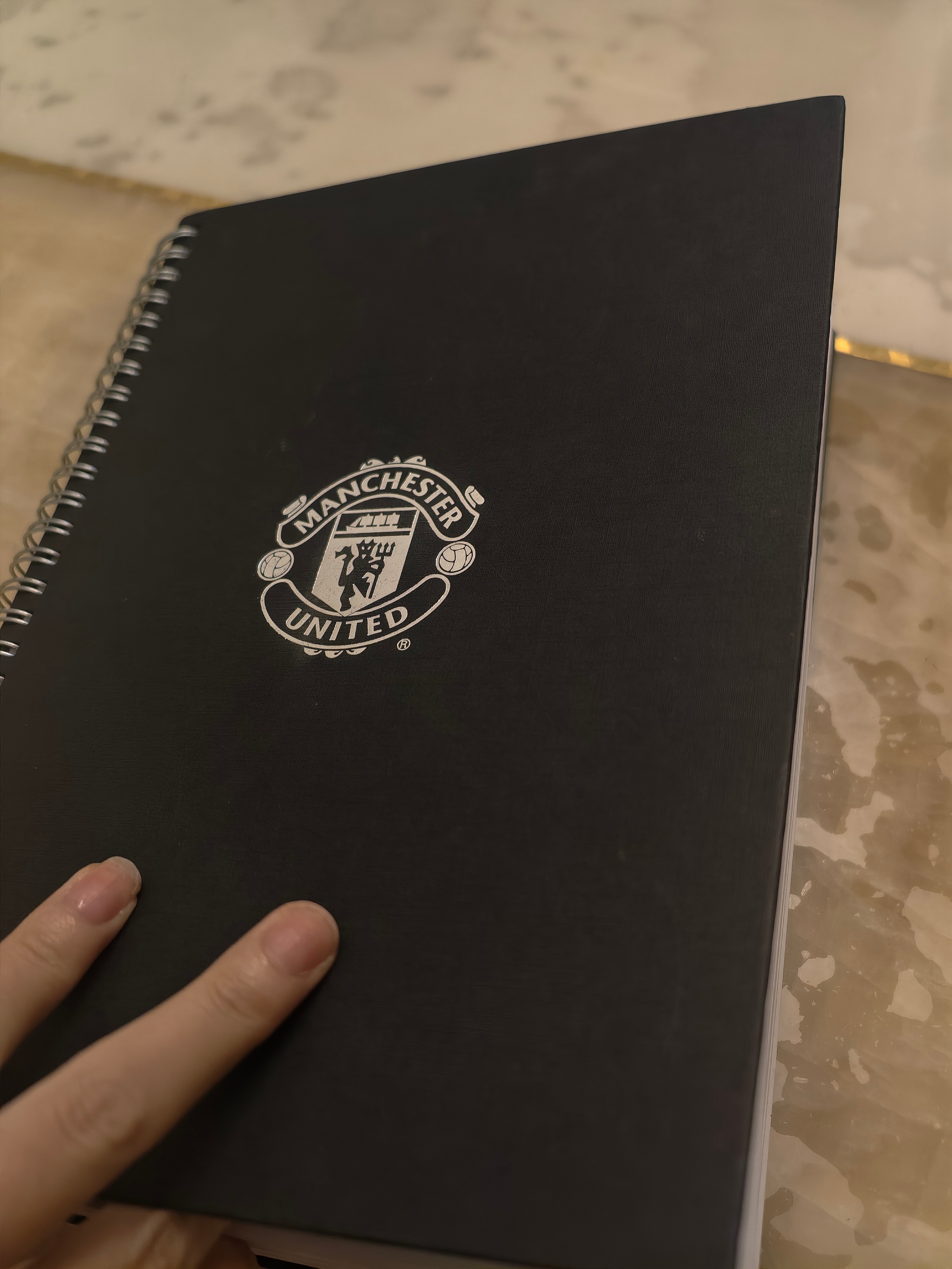 发现了之前曼联送的笔记本，一直舍不得用来着曼联