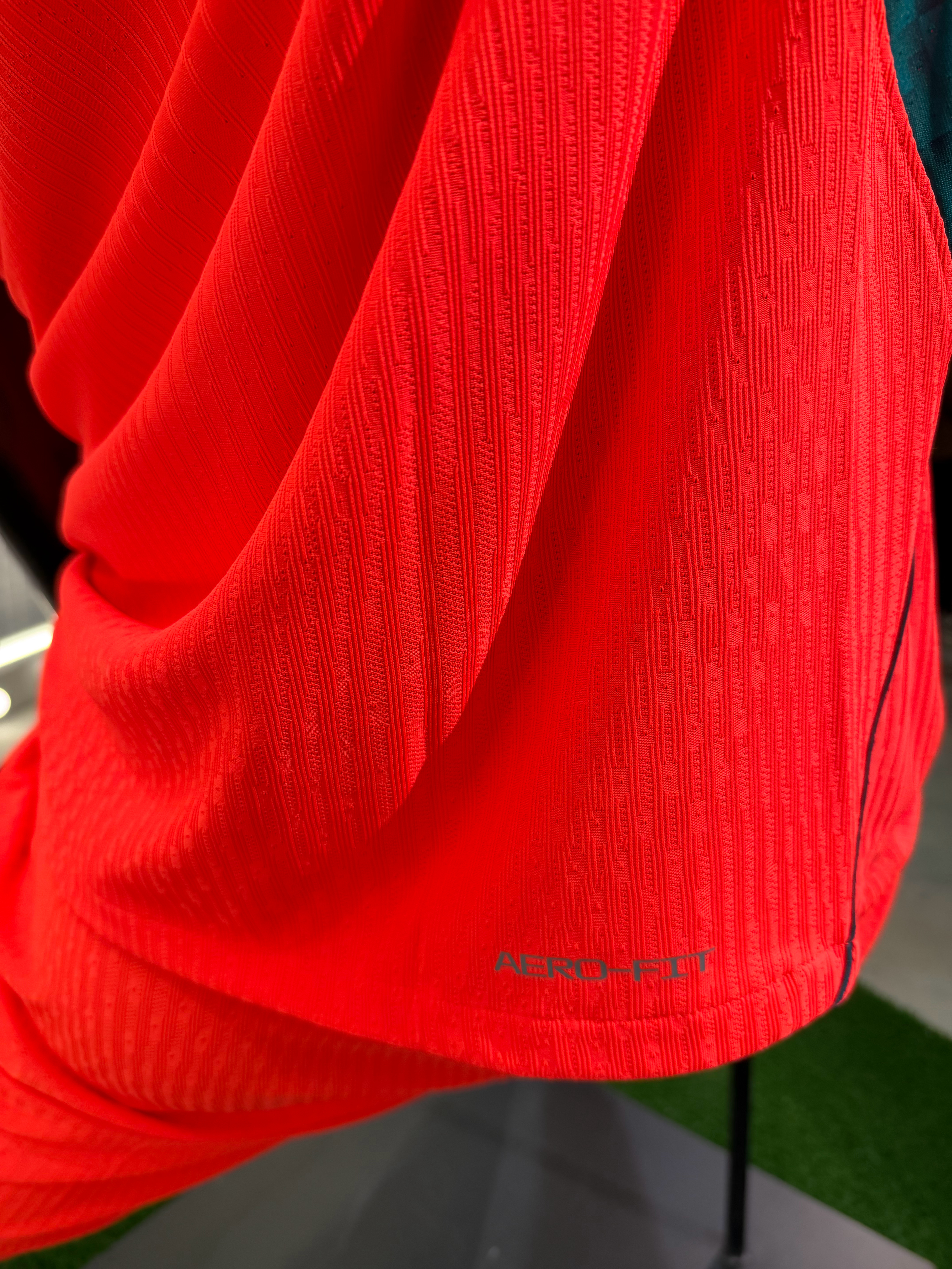 国足主帅邵佳一、球员朱辰杰，前国脚李宵鹏亮相国足新球衣发布会。球衣资讯贤聊球衣国