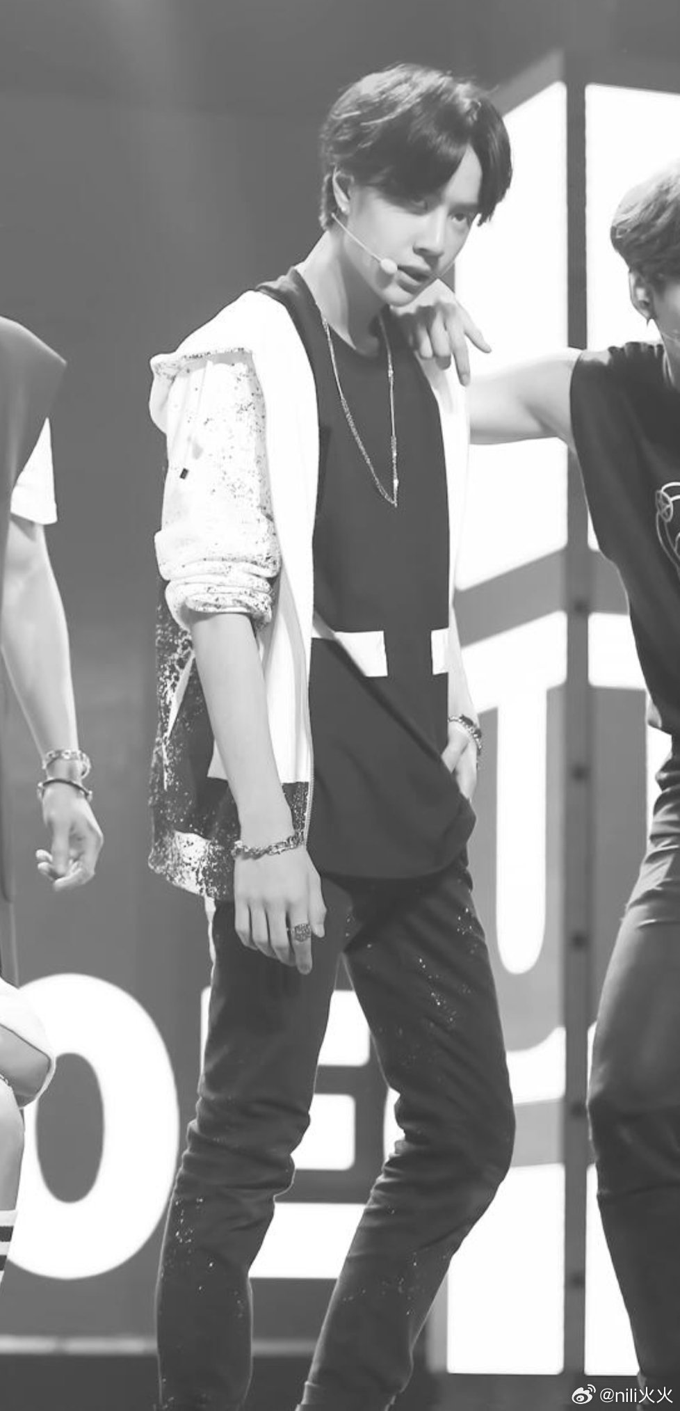 wok还有新的！业内发的一博猛兽幼崽时期原版素材和物料，这腹肌！自己叼着上衣太s