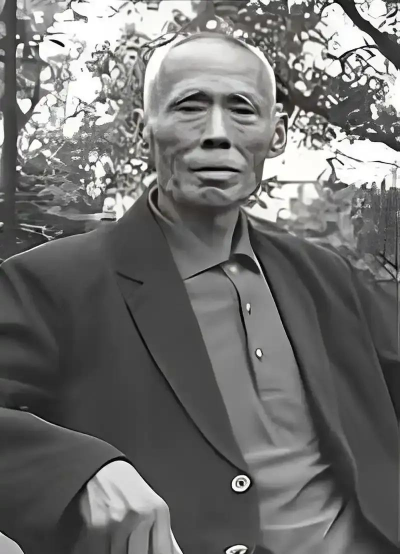 2007年冬，河南一间土屋里，89岁杨钦典去世。邻居掀开枕头，摸出一张1949年