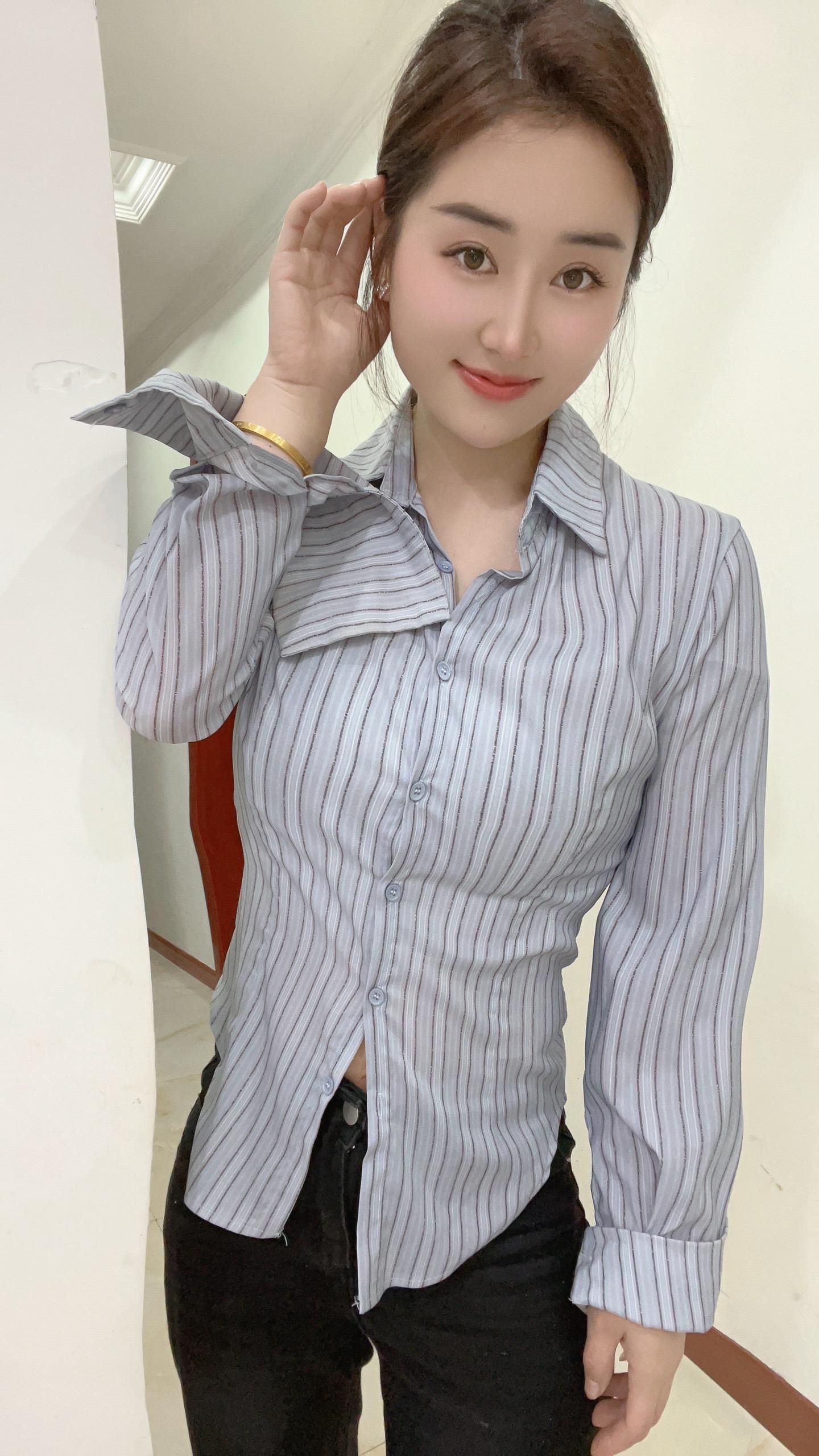 一个对物质上没有要求的女人，感情上会要求的更多。她不会因为男人贫穷而离开，但一定会因为对她不好而离开。她想要的从来不是金钱和相貌，而是想要责任与担当，深情与专一，细节与偏爱。她想要的是，男人下意识中的惦记。