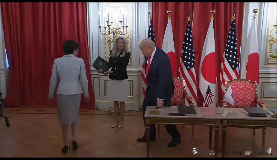 特朗普真的挺逗，跟各国领导签完字后都喜欢随手把笔拿走，上次是韩国总统，特朗普看韩