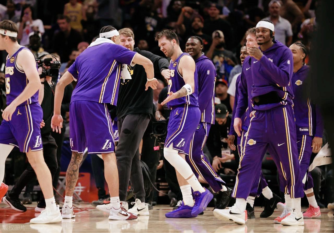 打疯了！步行者打得湖人首节就上了詹姆斯-布朗尼！
比赛开始，湖人反客为主，攻防两