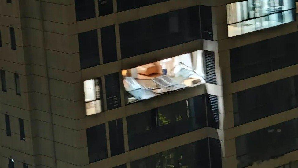 凤凰新闻【湖北男子在12楼被大风吸走，家属：客厅被掏空，他没了意识】7月6日晚，