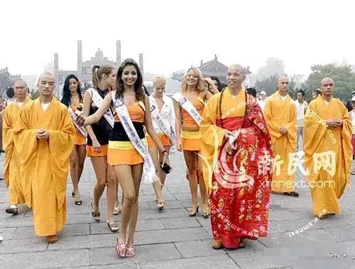 印乐法师见过的外国美女不少哦，若是这些美女看到帅气的释明心法师，会不会悄悄问他一