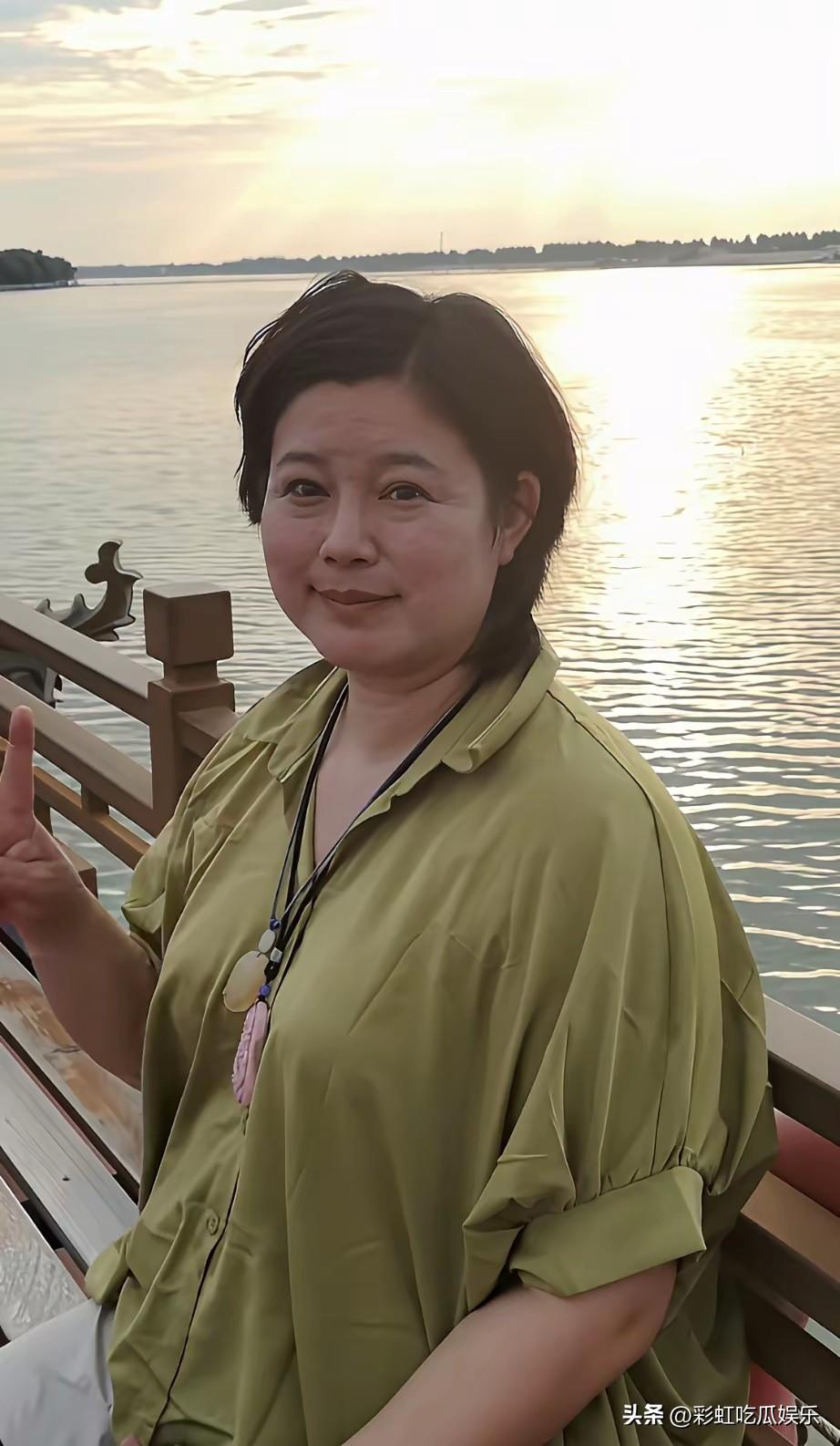 6月28日，于娜在山东菏泽单县的浮龙湖玩，没想到于娜还是那么胖，身高178体重2