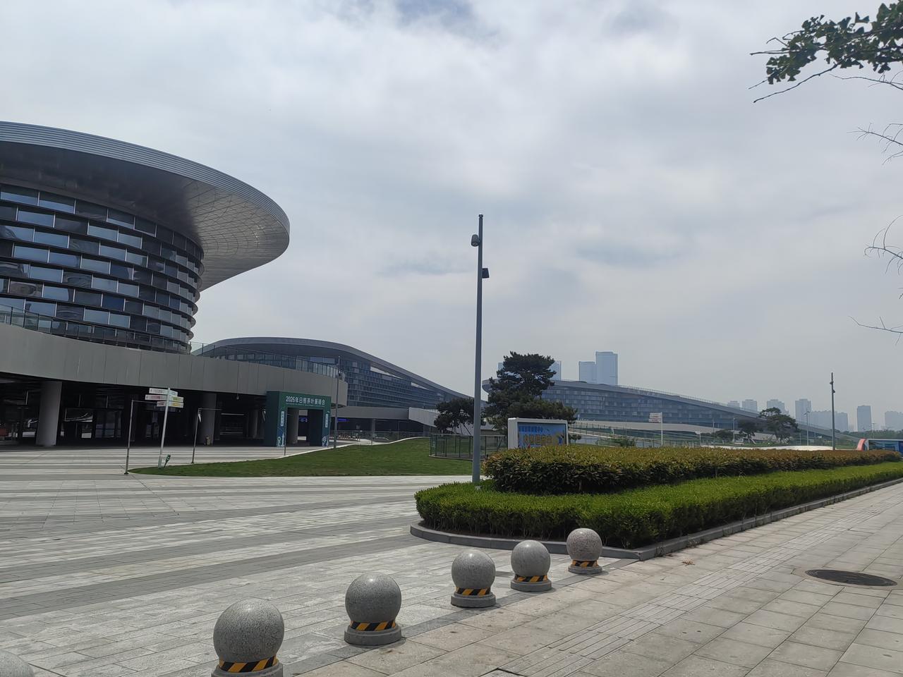 终于晴天了，蓝天白云，沿着海边大道，一边骑行，一边欣赏奥林匹克公园。
    逛