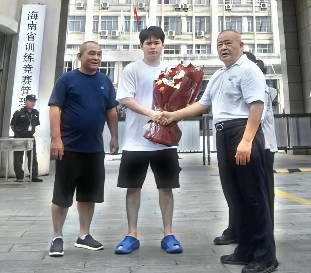 果然拖鞋裤衩是海南人的标配，小石头林诗栋一回家乡海南就换上舒舒服服的拖鞋的短裤了