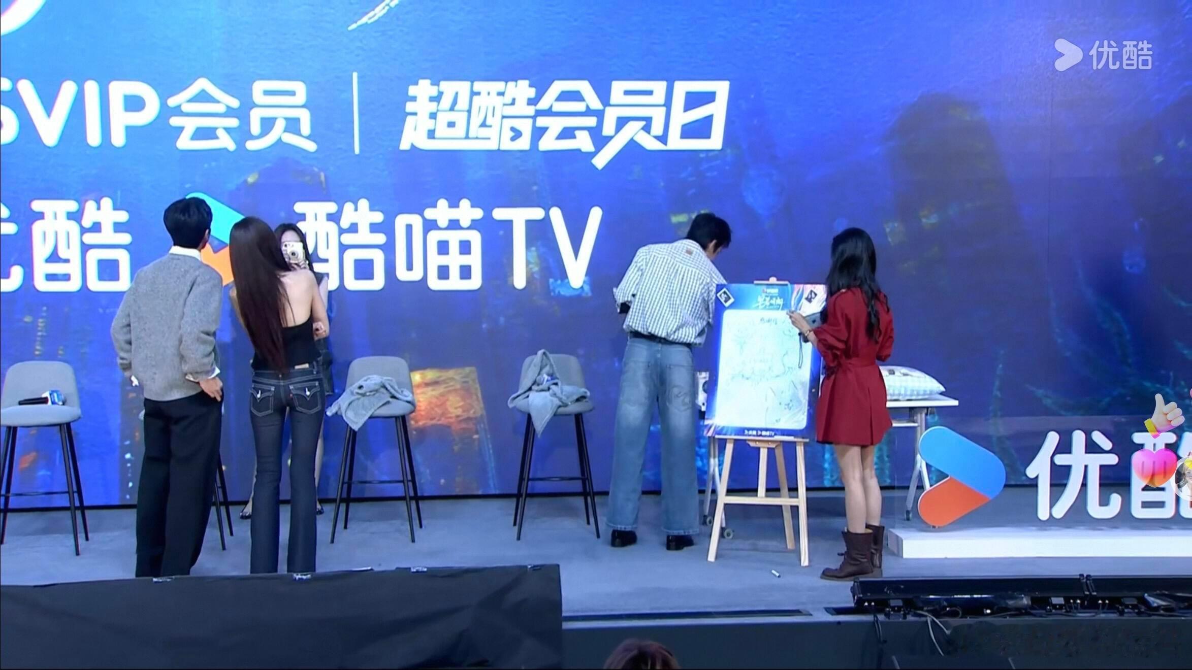 井柏然拍照拿的拍立得是孙千的 看完花絮才发现这个小彩蛋，井柏然拿起孙千的拍立得十