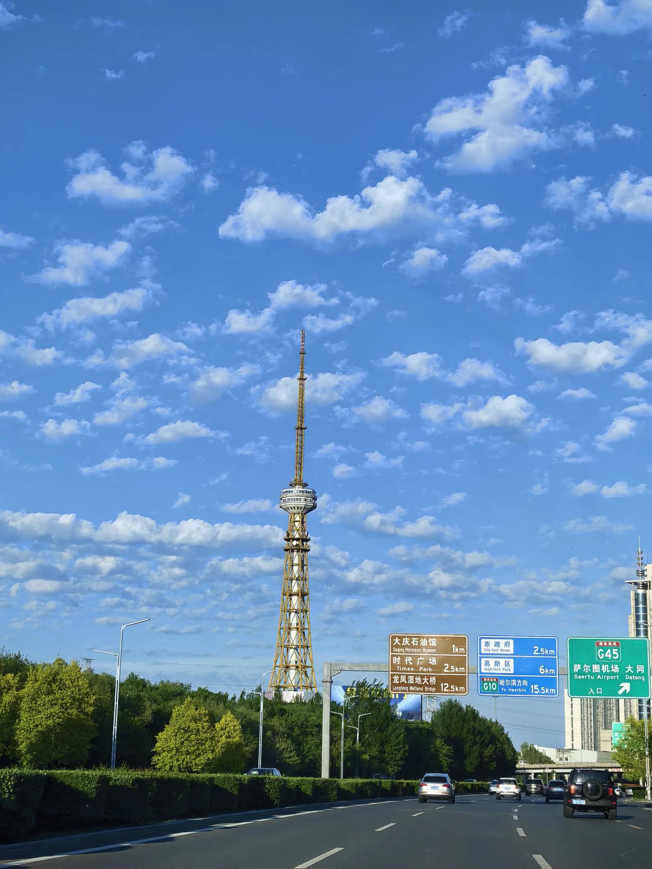 大家说，穿几十块钱的衣裙丢人吗？

盘点一下今年夏天买的衣物。 两件短袖，一条连