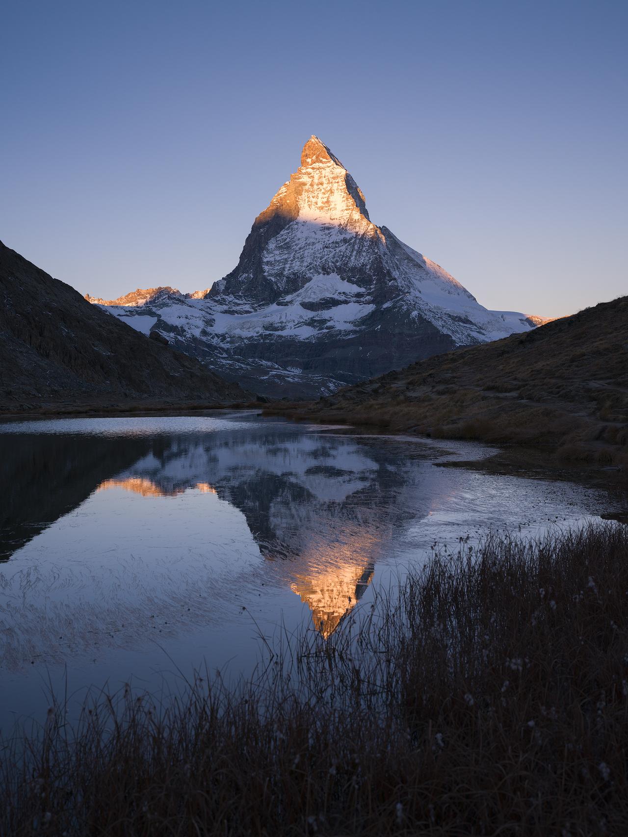 分享一张哈苏X2DII相机拍摄的，经典倒影机位的马特洪峰日出金山，祝大家马年马到