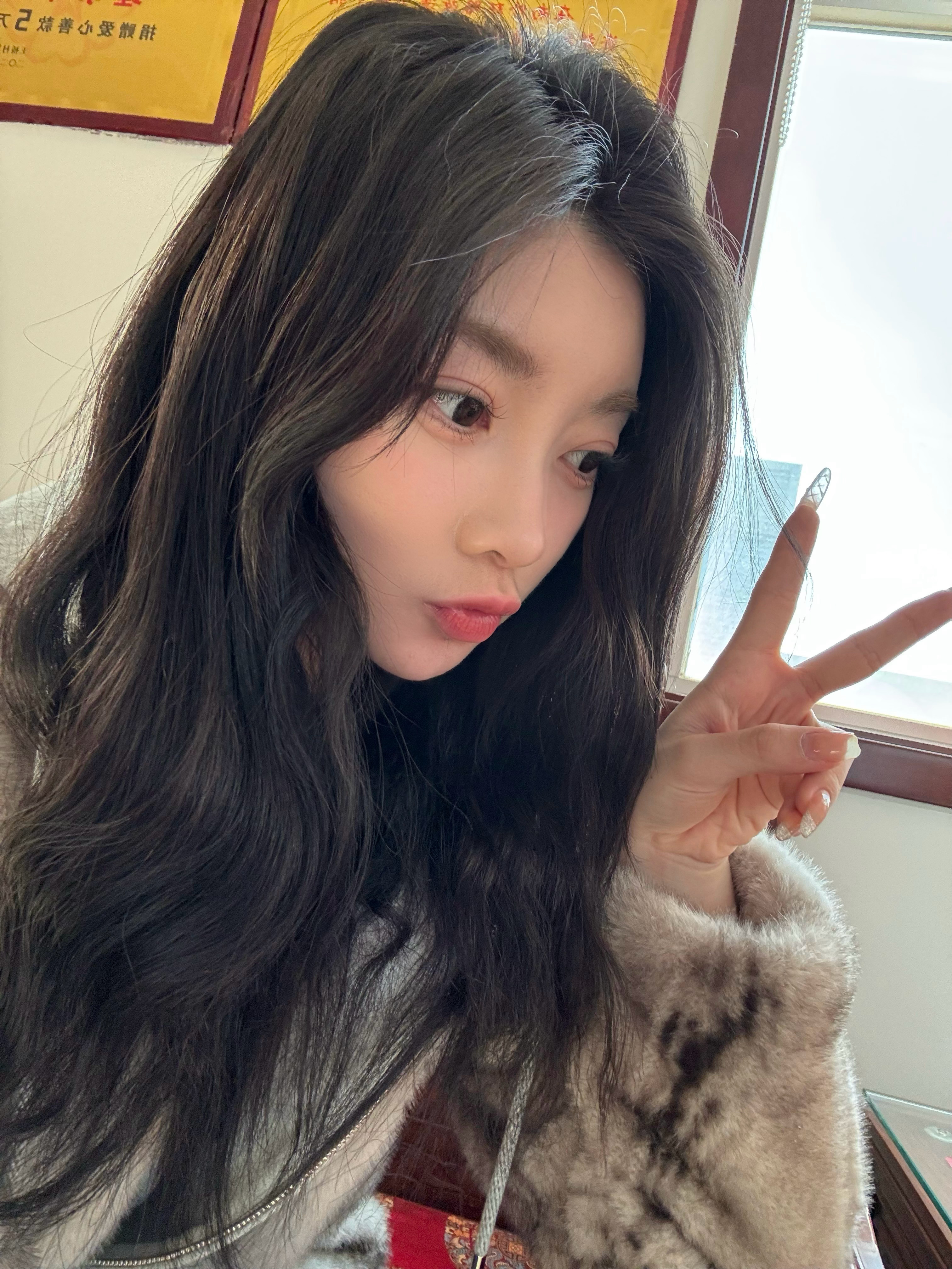 蒜蓉欣  昨天洗完头扎了两个麻花辫想做一个自然卷造型结果.......炸毛了..