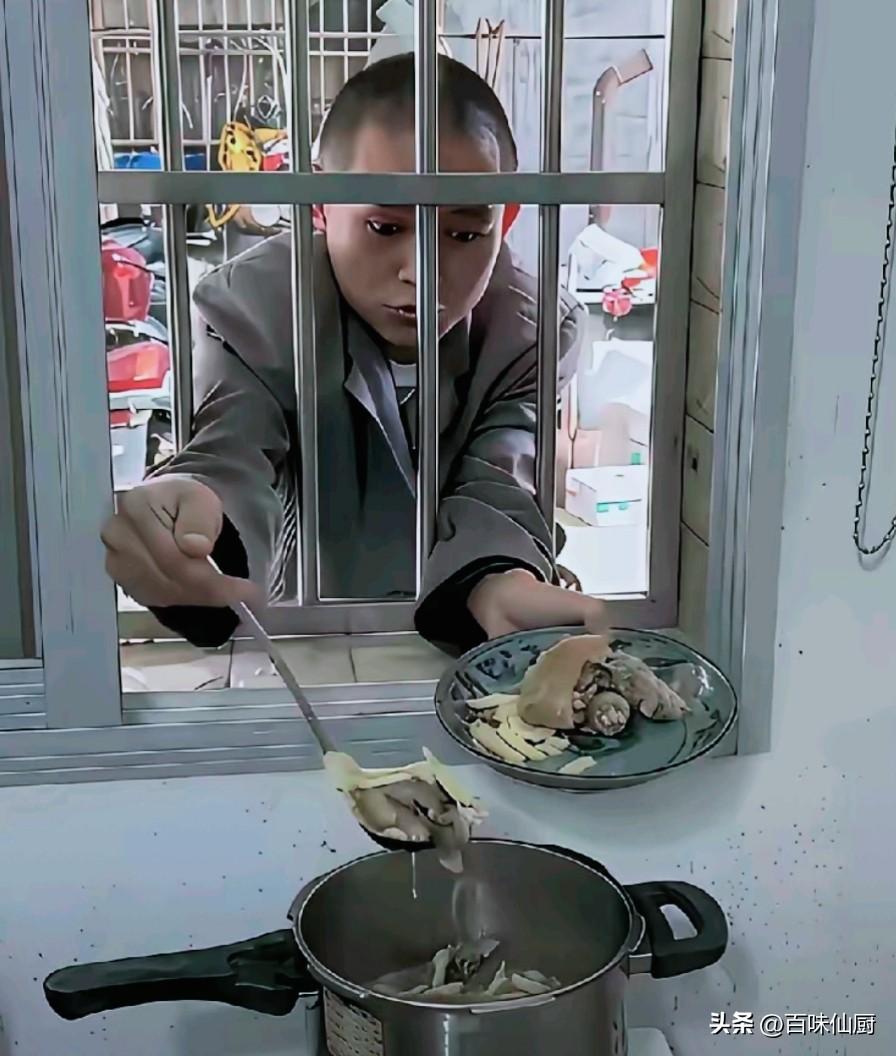 在精神病院里，他是我碰到的最正常的人。起码他能够自己用勺子把菜盛到盘子里。
后来