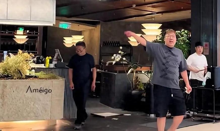 浙江湖州一男子投了400万开的餐厅，经营不善亏本倒闭，结果撤店的时候，商场逼着他