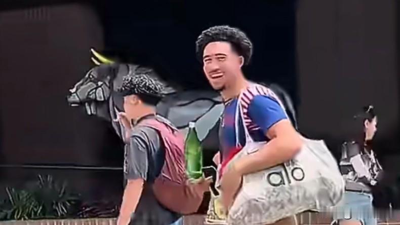 跟麦凯恩玩梗是气不着他的，他太了解球迷的一些恶搞举动了。

麦凯恩最近遭遇了一个