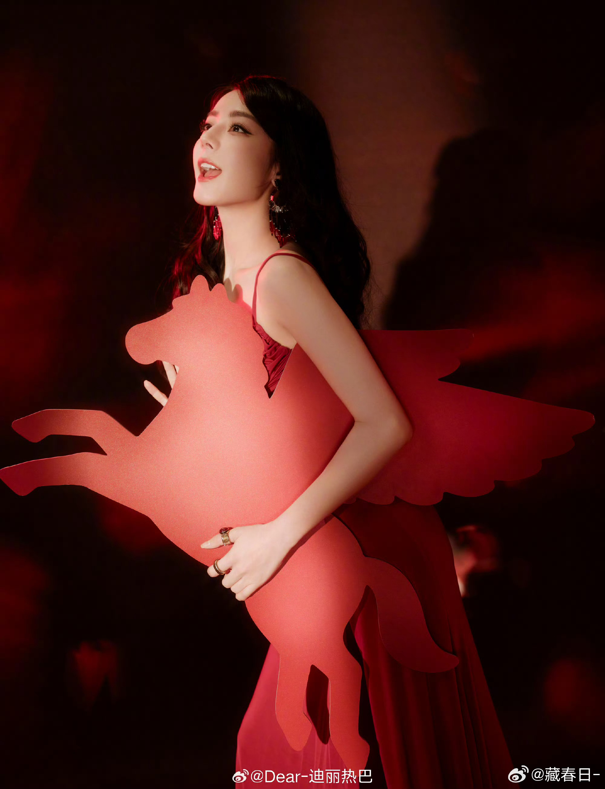 嘉行否认迪丽热巴合约到期，但迪丽热巴现在还在飞机上没办法回应，不知道后续会不会成