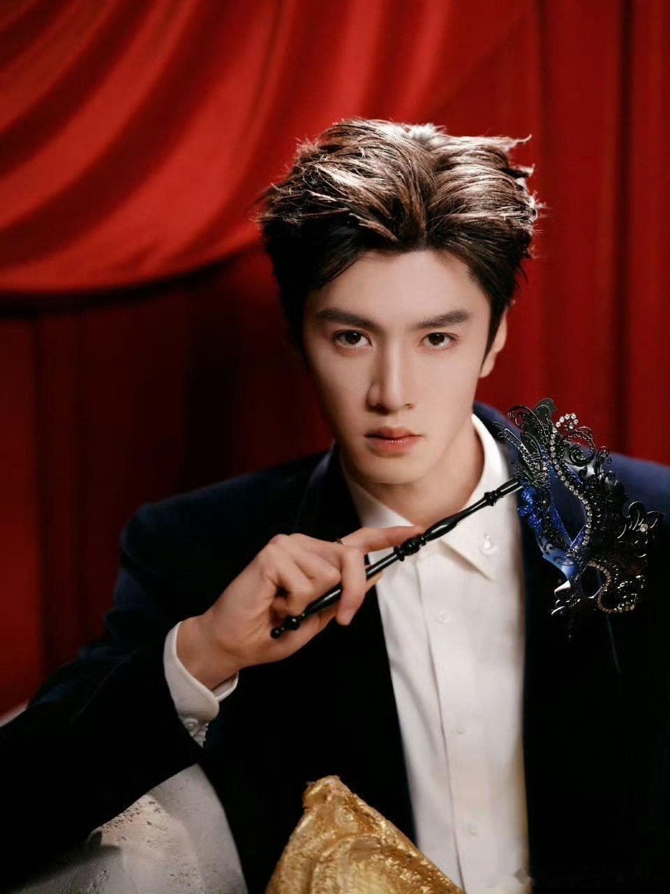 陈哲远丝绒西装陈哲远海蓝之谜活动 丝绒流光勾勒黄金比例，陈哲远化身假面舞会王子，