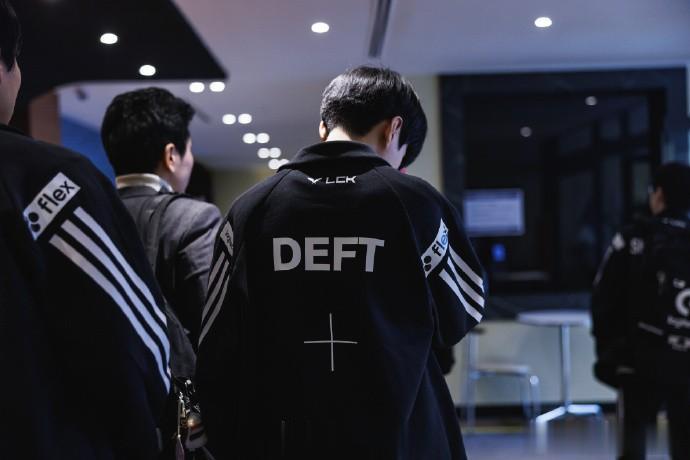 摄影师一村镜头下的Deft，满目消沉暗自神伤！
最后两张这个表情是真难受哇，回到