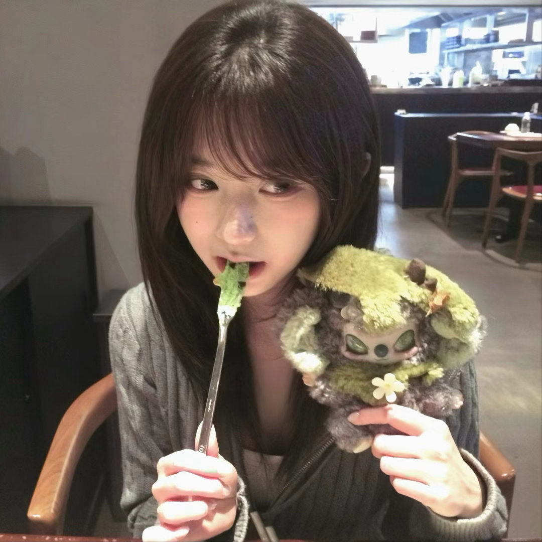 这个世界让我感到很疲惫 喜欢的男人在别人怀里 就连最深爱的钱也在别人兜里 