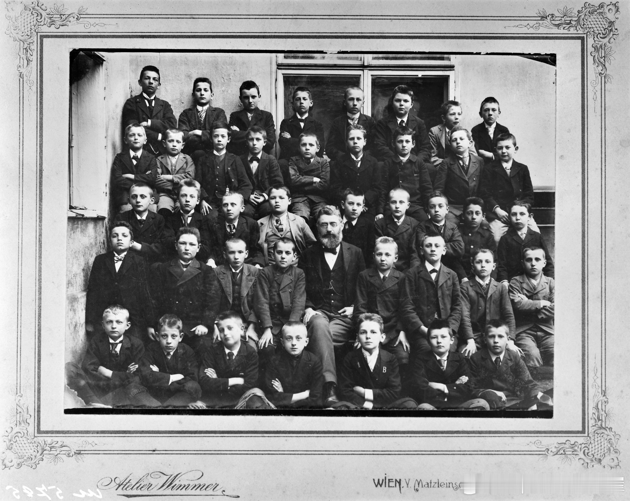 1901年6月希特勒与林兹中学同班同学合影。他前一年留了级，所以重读一年。坐在中