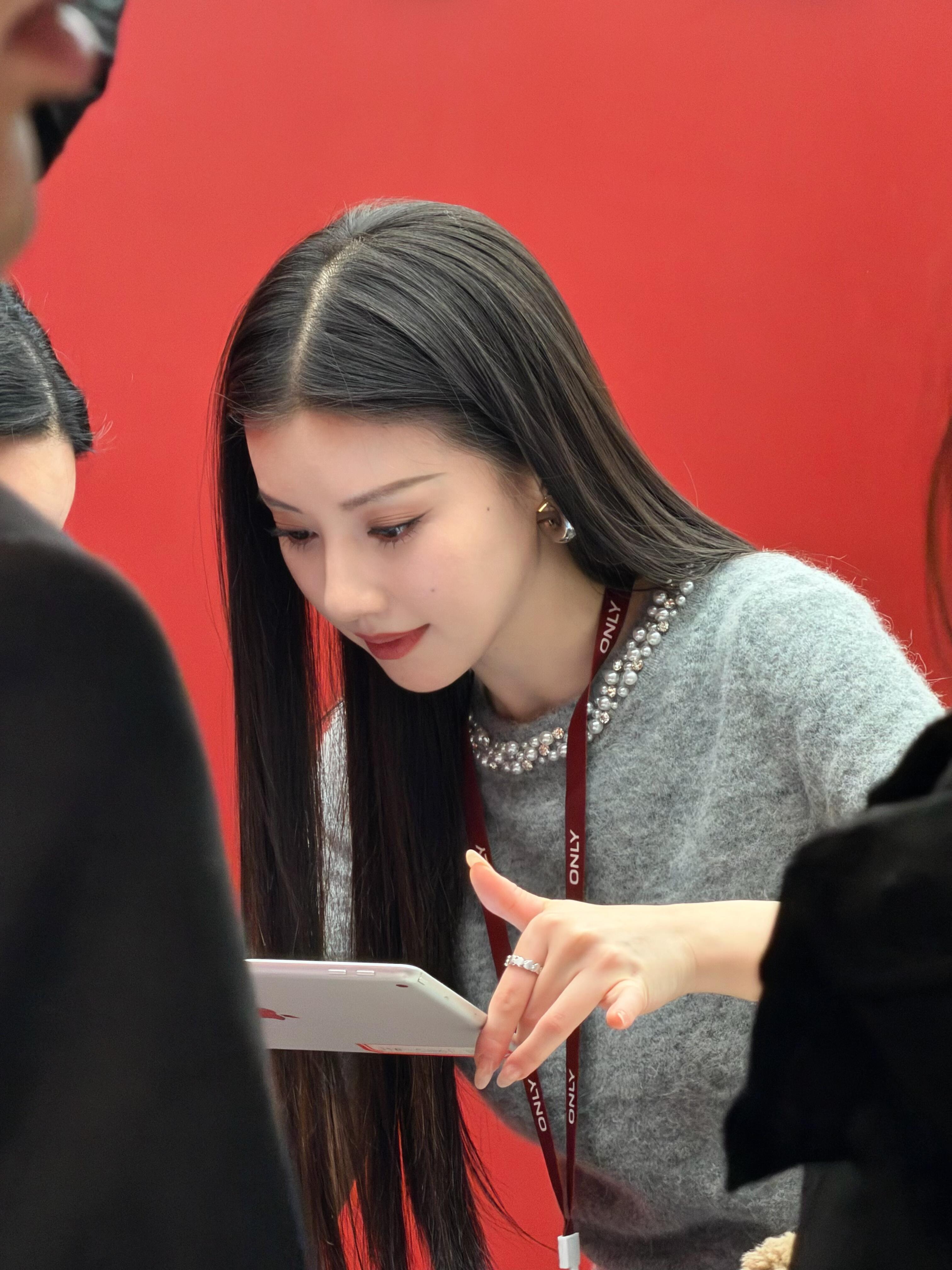 刘大锤回应王鹤润这又怎么了？大锤，你还是找点活干吧鹤润是个暖心又漂亮的美女姐姐 