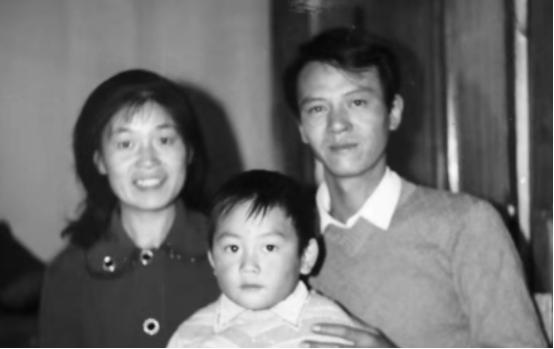 1979年，知青戴建国不顾家人的反对，硬娶痴傻的程玉风为妻，新婚夜，正当戴建国流