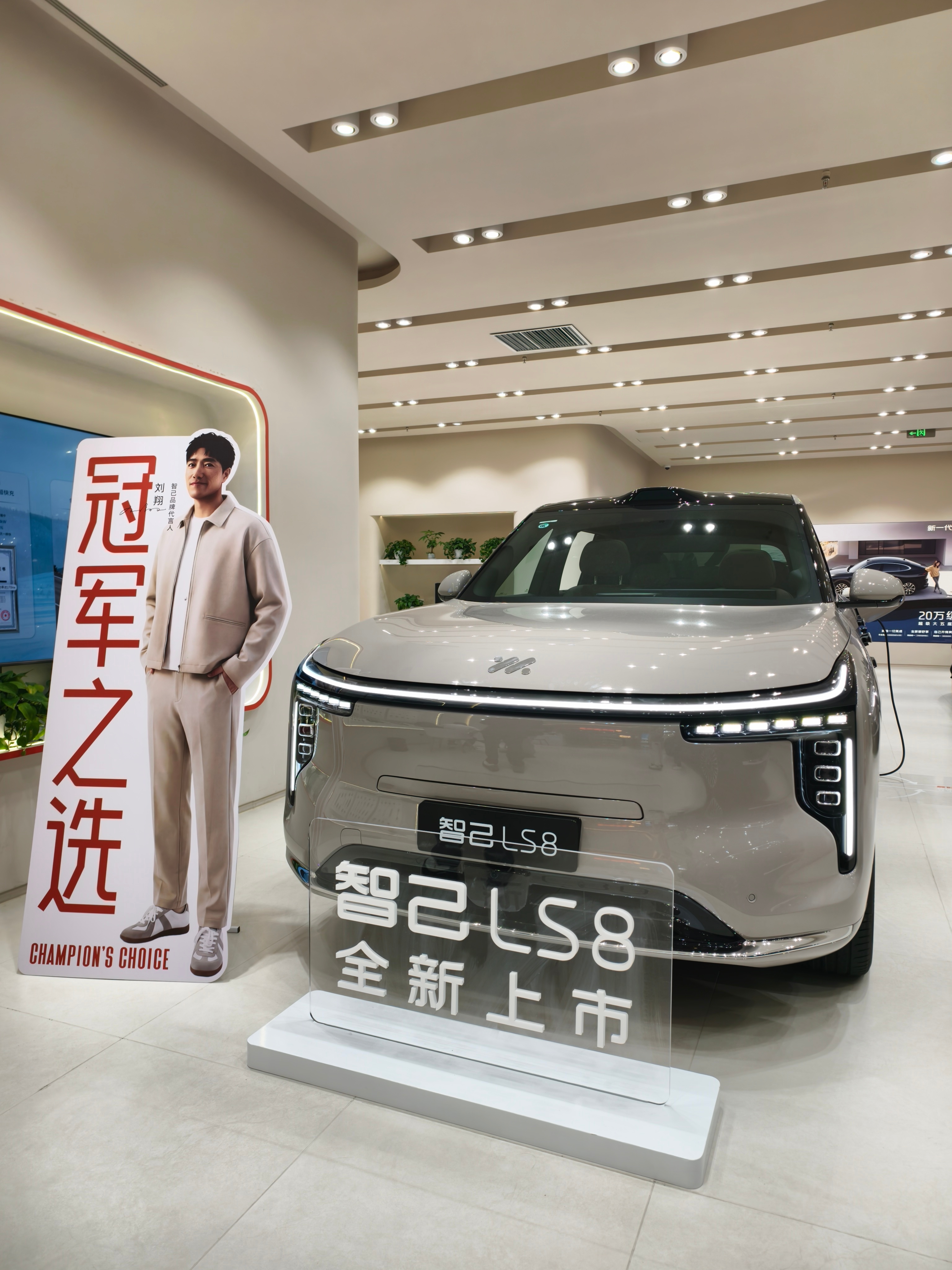 试驾完智己LS8，真是太酸了，跟我当年买LS6价格差不多，但配置天上地下单向12