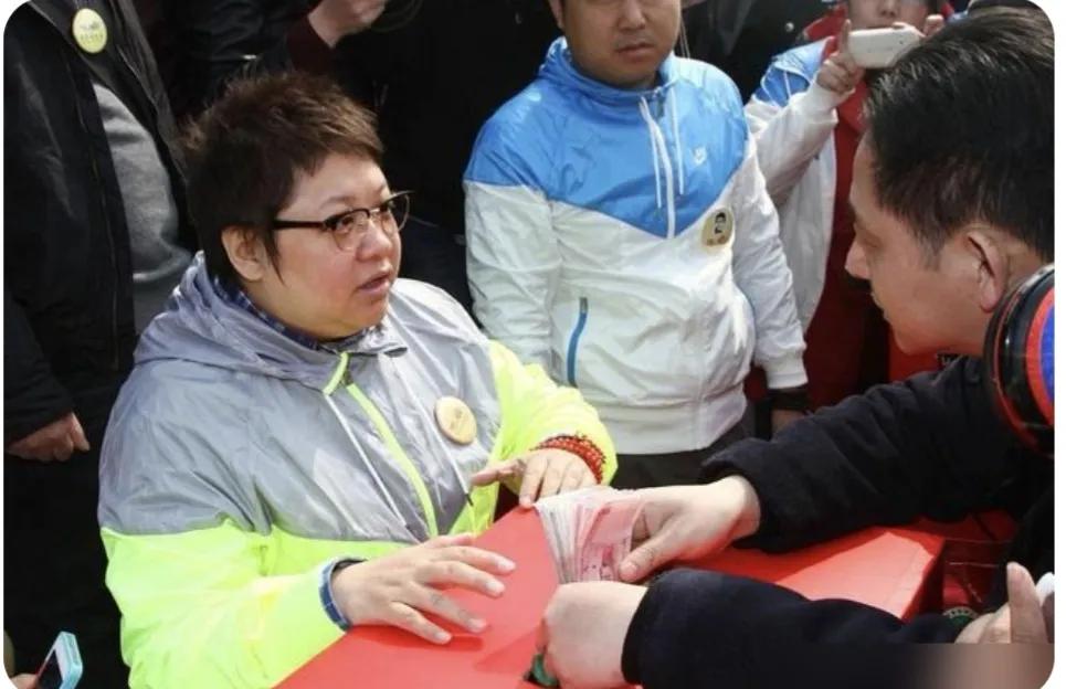 韩红基金会6000万采购救护车这事，网上吵翻了。
款项打给上海均奕公司，可这家公