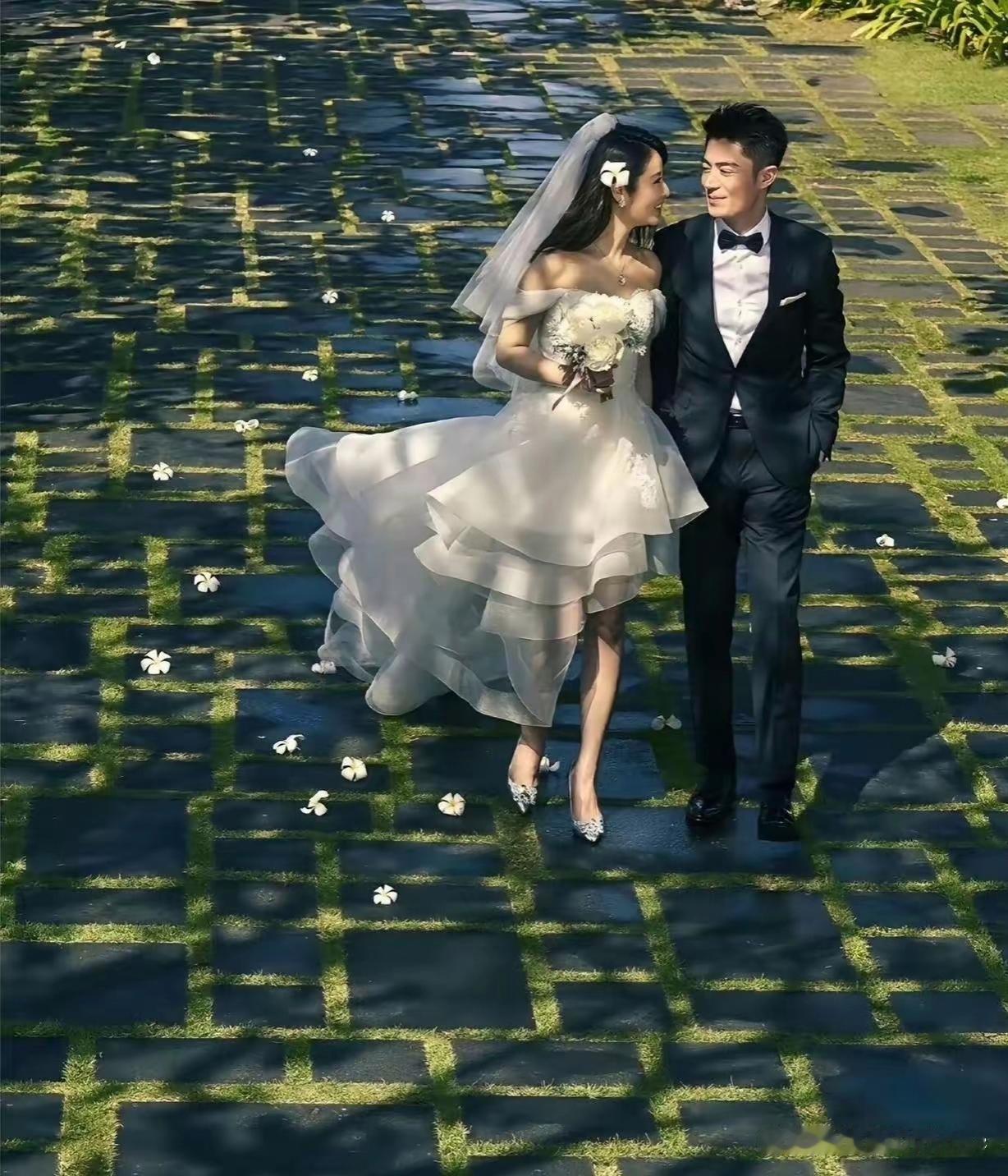 感觉林心如的婚纱照到现在还是娱乐圈里很难被比下来的 
