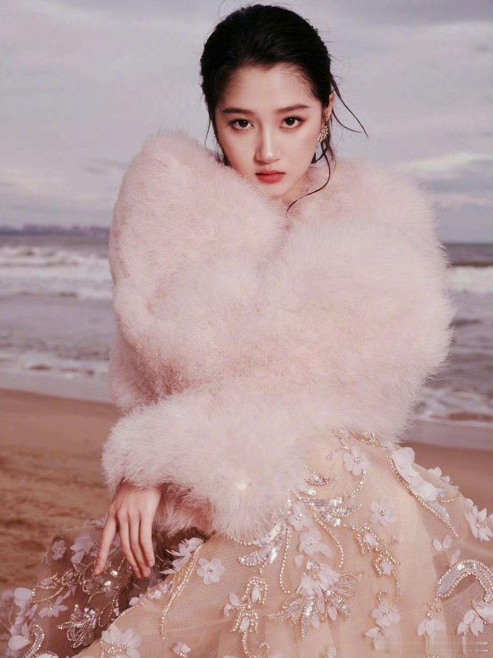 关晓彤ELLE是ES高定[期待][期待][期待]没记错的话是第49套高定了吧，顶