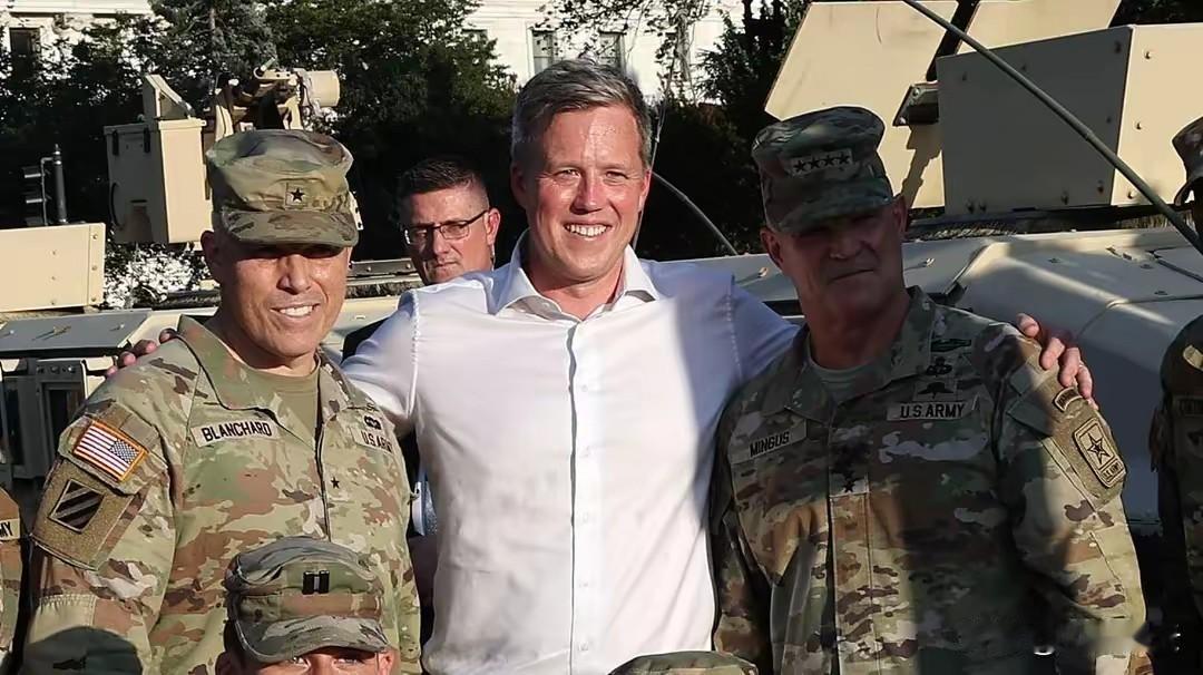 快讯快讯！
美国政府发不出工资，美军不堪贷款当兵，直接打包军队去找华尔街融资。