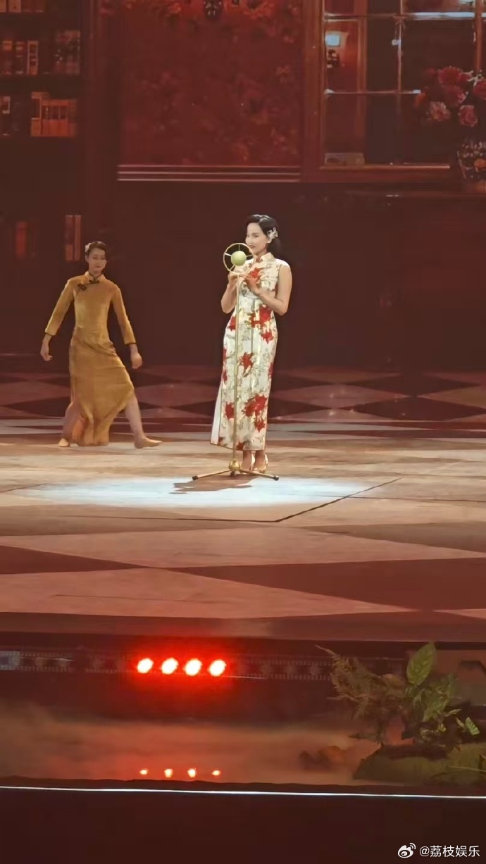 黄龄央视晚会路透带了3套造型 黄龄也太会了吧！3分钟的歌直接换3套造型，古装仙到