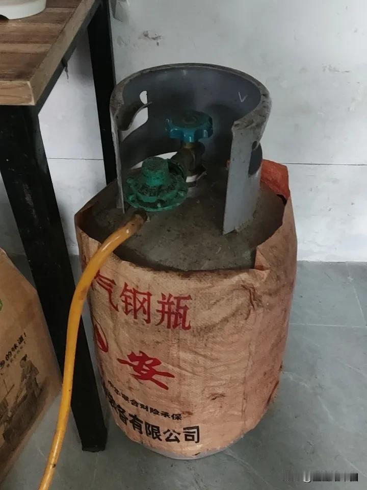 同样一罐煤气，城里几十，村里一百五？这差价到底进了谁口袋？

朋友们，你们发现没