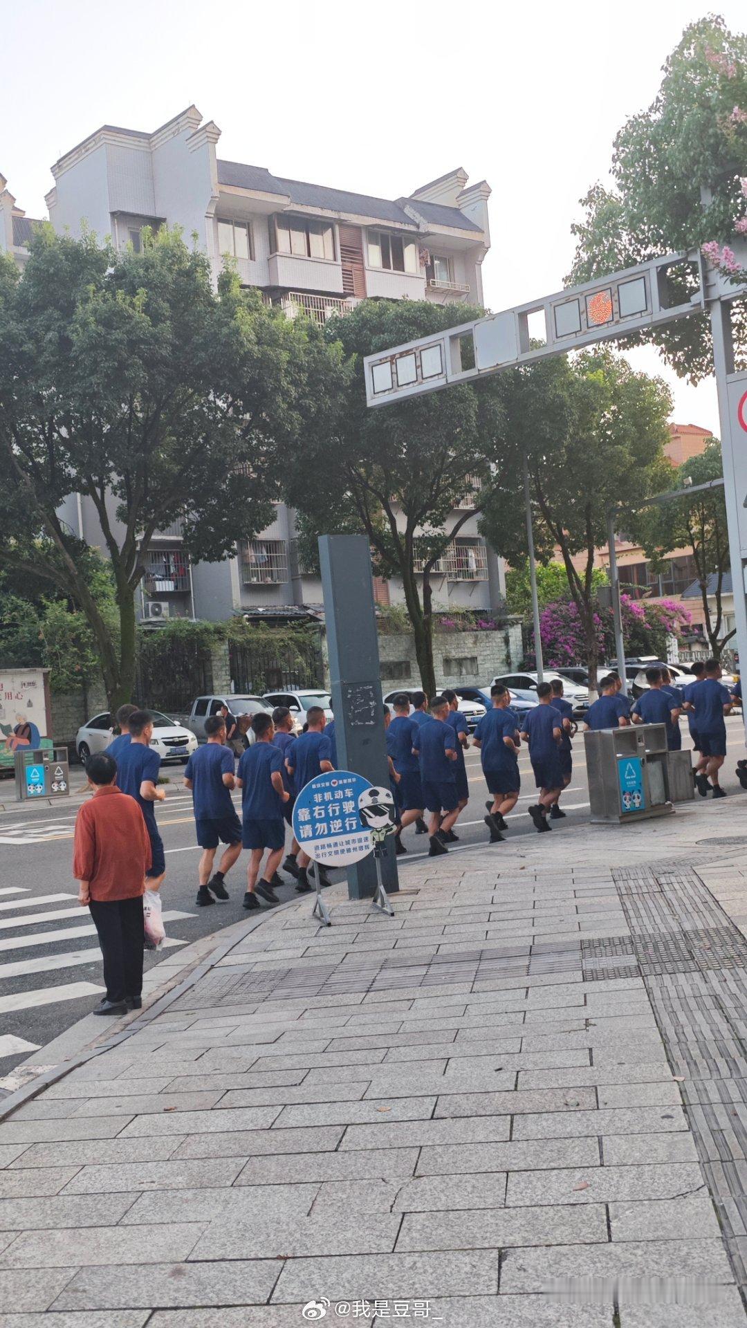雅安 破晓晨光，队列成行。整齐的脚步踏醒清晨街巷，一身蓝衣，守人间寻常安稳。所有
