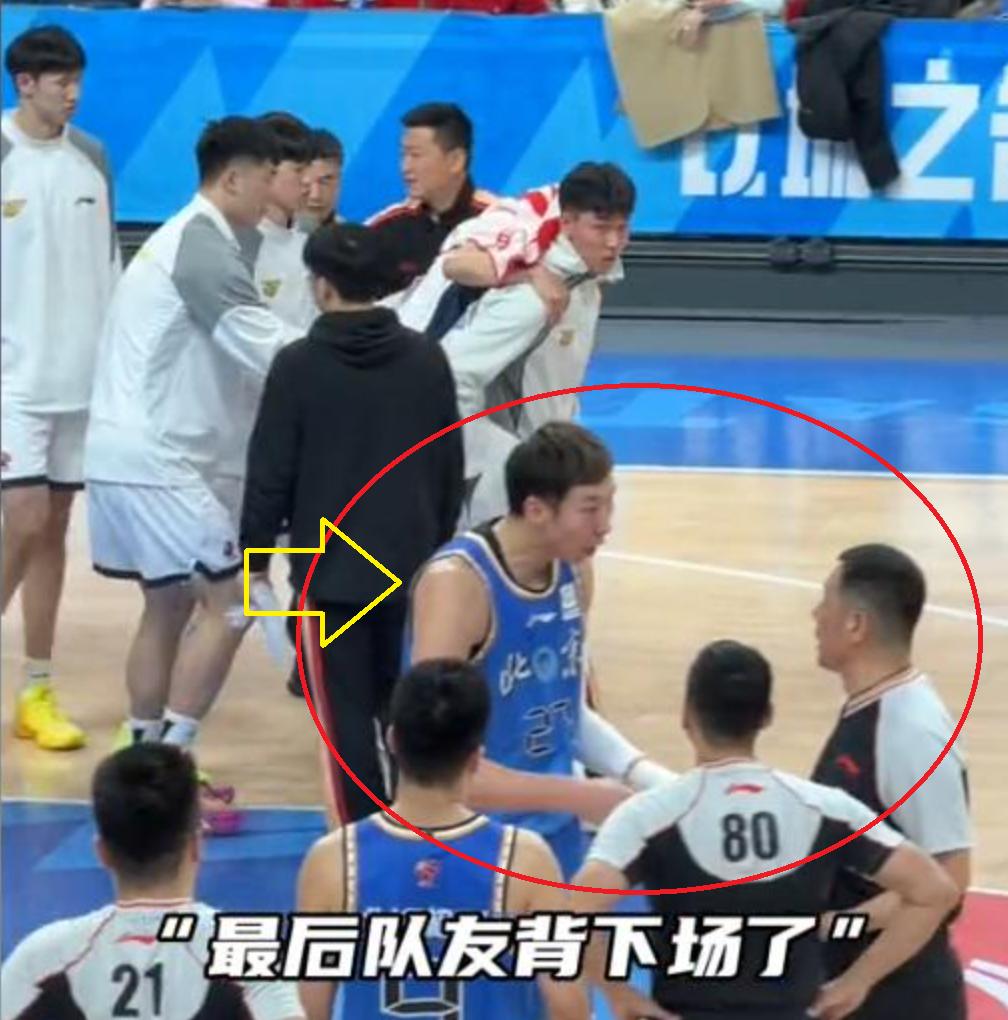 周琦被球迷批评！
广东队后场悍将徐杰受伤，可以说是牵动着很多球迷的心！随着他的检